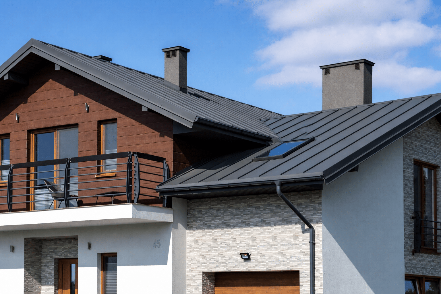 Modernes Wohnhaus mit Stehfalz Dach aus Metall – zeitloses und langlebiges Dachsystem